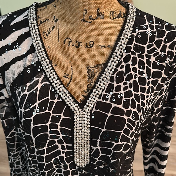 JM Collection Black and White Abstract Blouse - Picture 5 of 6